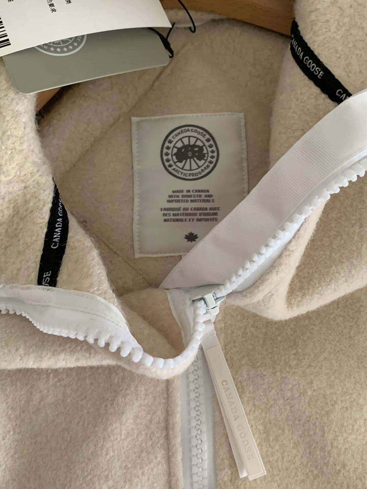 P660 Big Goose White Label Hooded Cashmere Sweatshirt Jacket [Original Mold] [Perfectly Restored] Canada Goose Canada Goose SS22 Chilliwack Humanature 01 Logo Label Zipper Drawstring Hooded Fleece Long Sleeve Bomber Jacket 7102W1 Exclusively customized wool fabric. Only compared with ZP. The popularity of this season’s new style does not require any elaboration. The fabric is warm and comfortable long plush. It is easy to put on and take off. High-tech breathable space cotton liner. It makes the entire garment very stiff and soft, comfortable and lightweight at the same time. Breathable, soft, not sweaty, lightweight, stylish, and non-deformable. The iconic double-striped reflective strips are designed behind the collar and hood. No detail is missed. High-density goose badge. All threaded accessories are customized. Three colors to choose from. Each one is super western. The upper body effect is very high-end. The loose version is not bloated at all. It is quite fashionable. It can be said that it is a very unique design. This year's must-have style is the same for men and women🔥 Color: black color code, dark gray, goose egg yolk Size: XS.-M